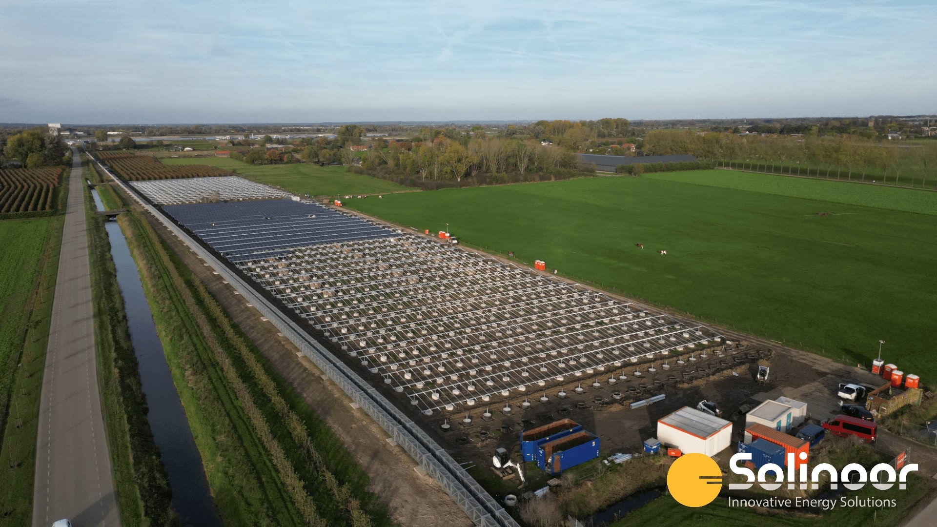 Installatie zonnepanelen zonnepark Geertjesgolf - Winssen-Deest - Gelderland - Nederland - NL
