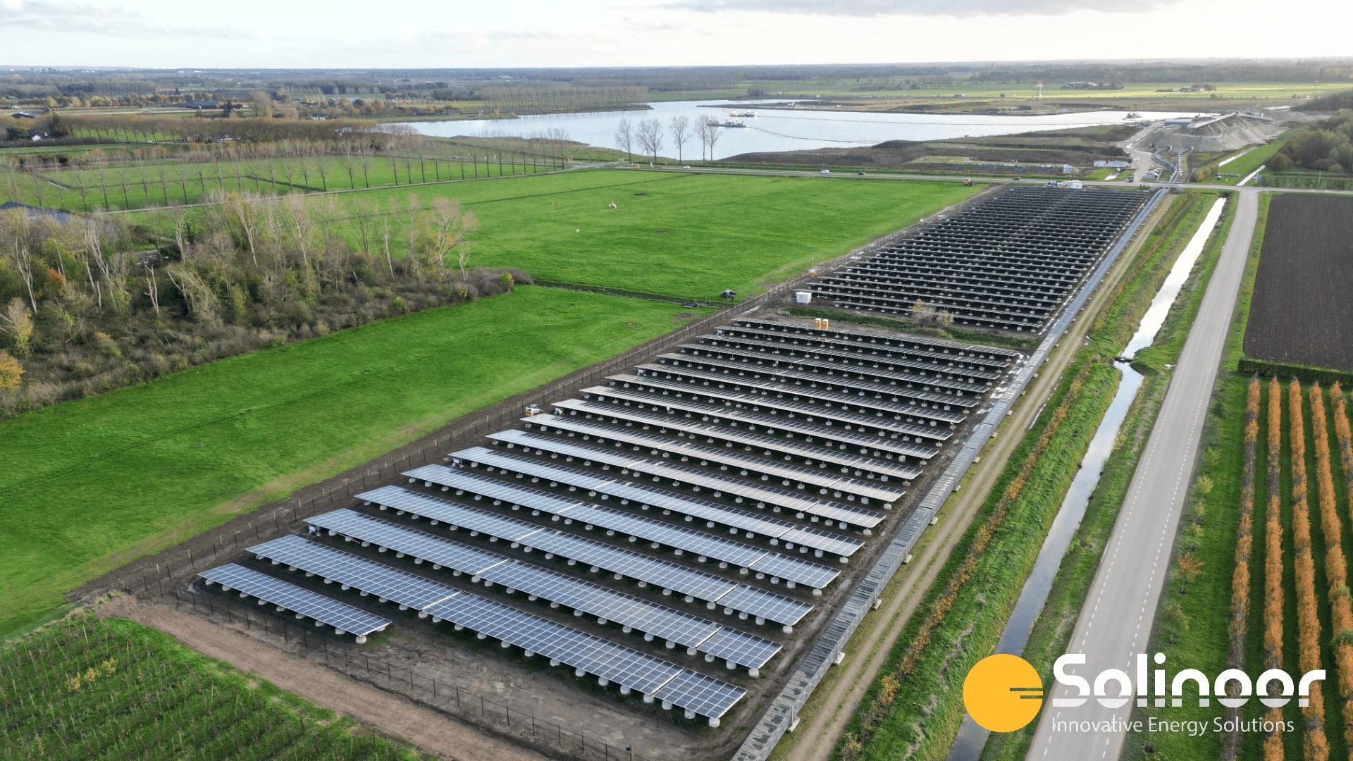 Zonnepark Geertjesgolf zonnepanelen geïnstalleerd - zandwinning - Winssen-Deest - Gelderland - Nederland - NL