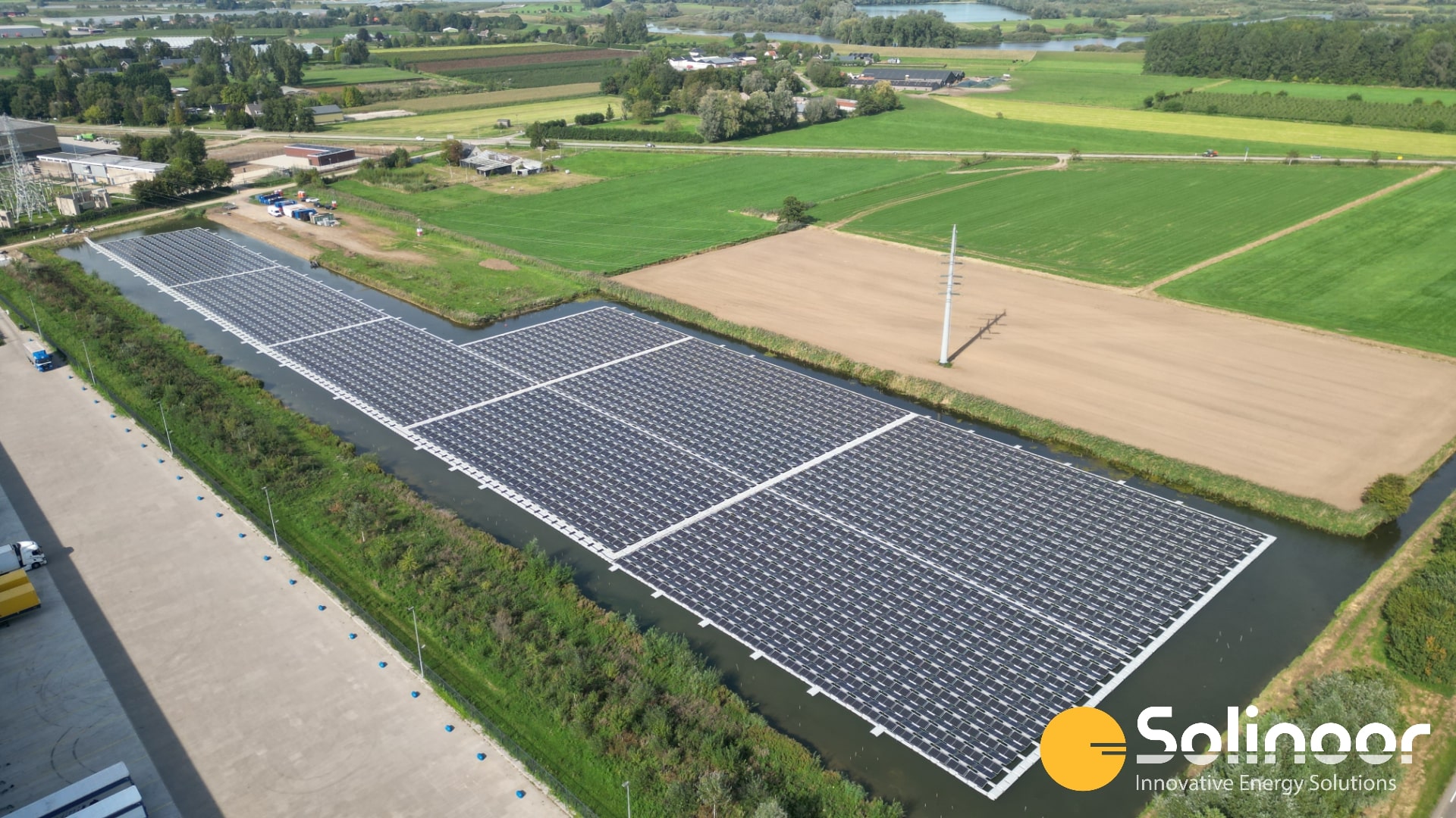 Solinoor drijvend zonnepark Zaltbommel in Gelderland - bovenaanzicht met groen