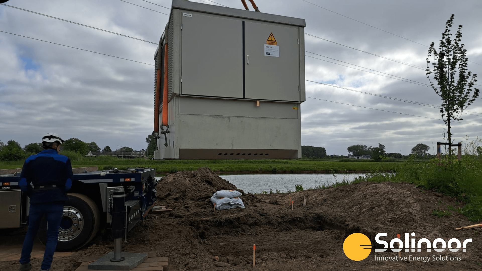 Installeren transformator drijvend zonnepark Zaltbommel in Gelderland - Solinoor