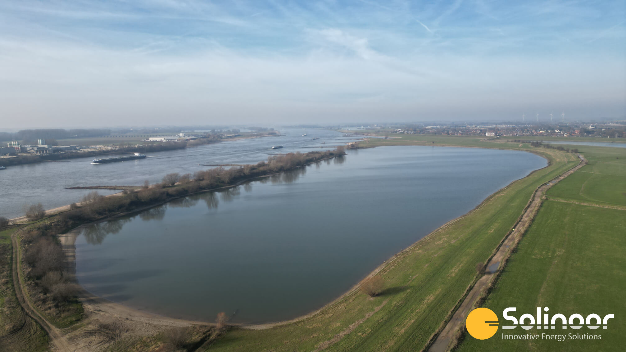 Drijvende zonnepark Zonnewaal te Ochten in Gelderland, Nederland